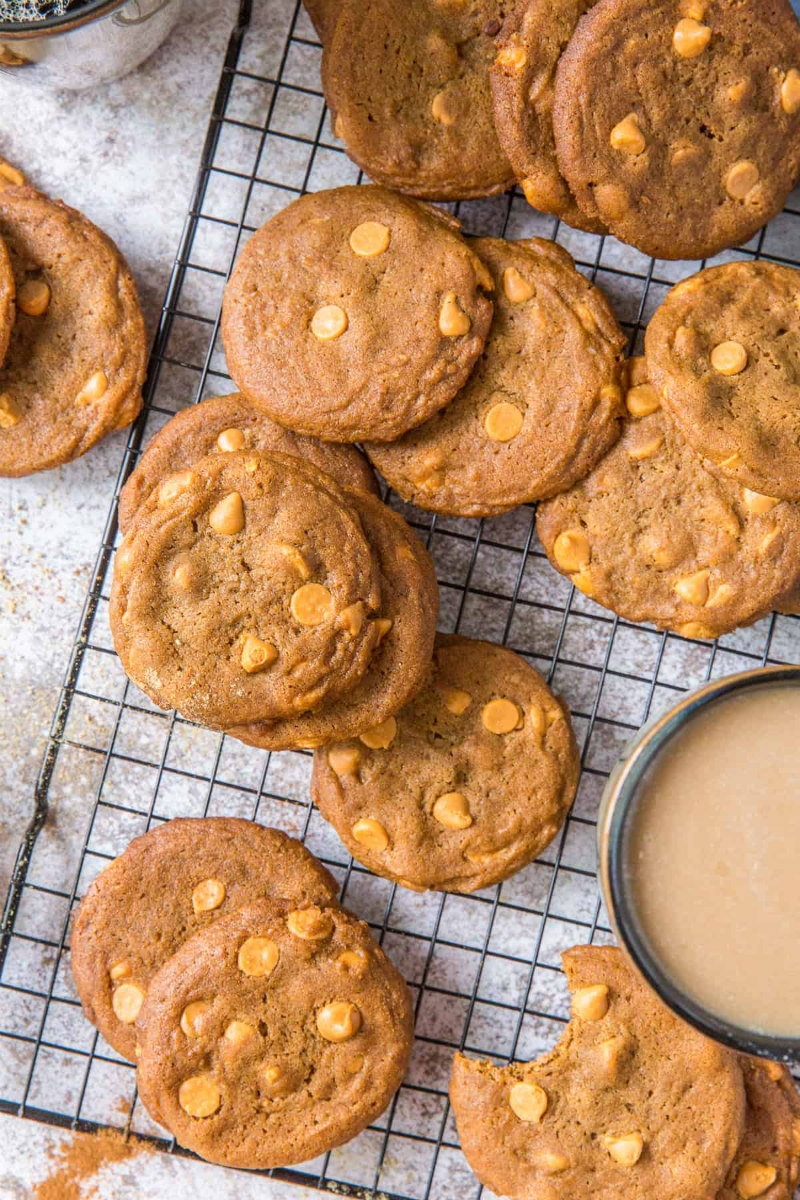 butterscotch gingerbread cookies on a cooling rack