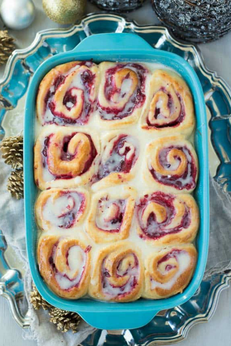 white chocolate cranberry sweet rolls in turquoise baking dish