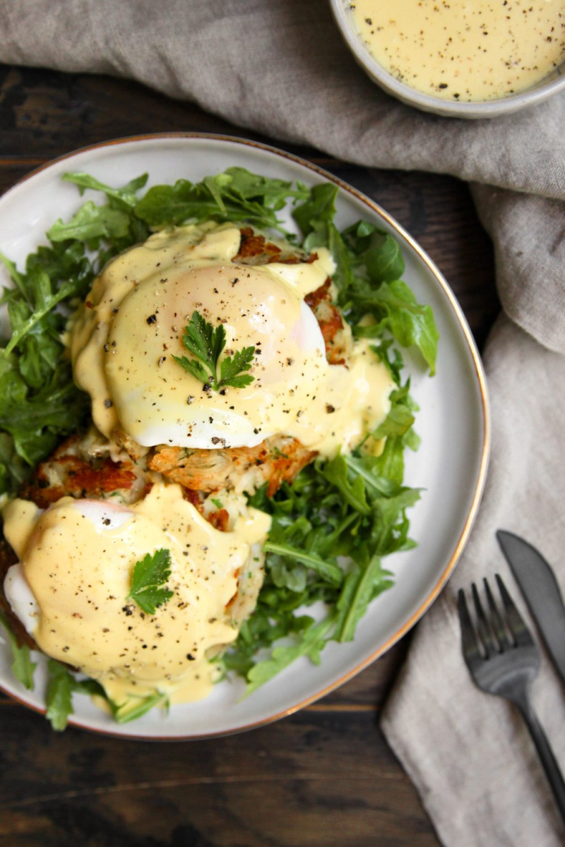 crab cake eggs benedict