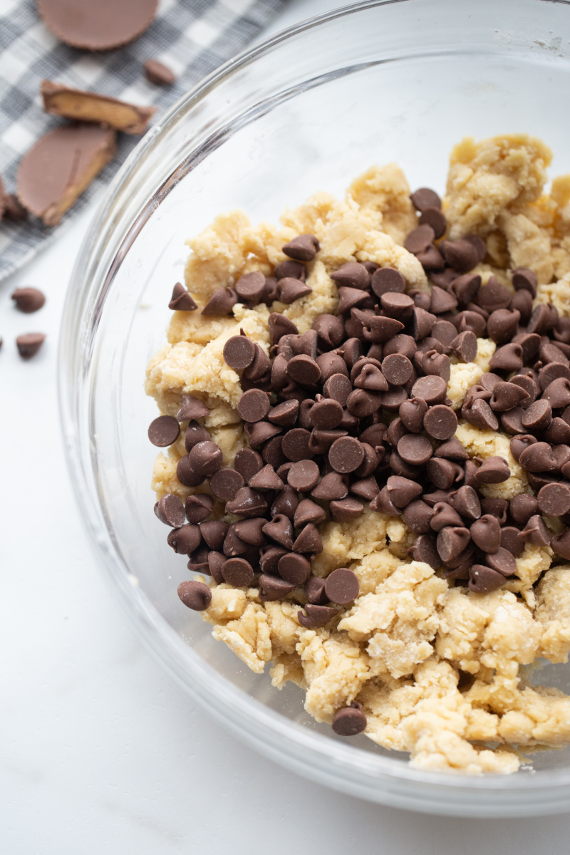chocolate chip cookie dough in glass bowl