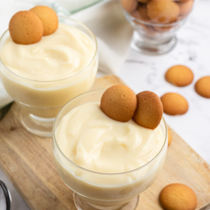 vanilla pudding in dishes with vanilla wafers