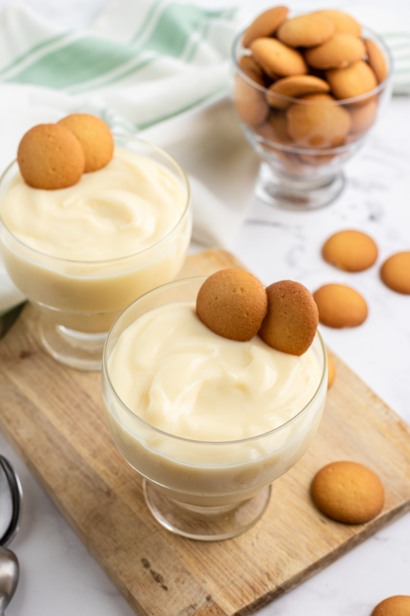 vanilla pudding in dishes with vanilla wafers