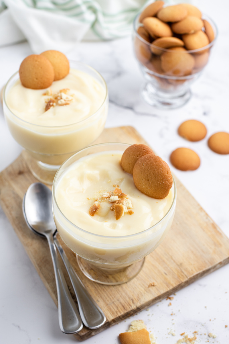 vanilla pudding in glass dishes with vanilla wafers