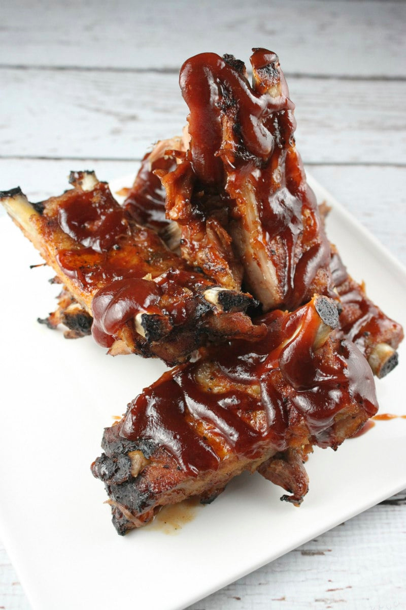ribs cooked in the oven on a serving plate