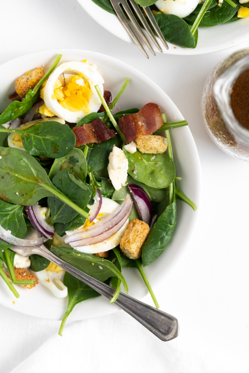 plate of classic spinach salad