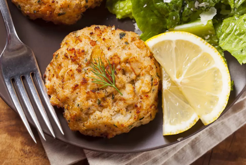 lobster cake with lemon