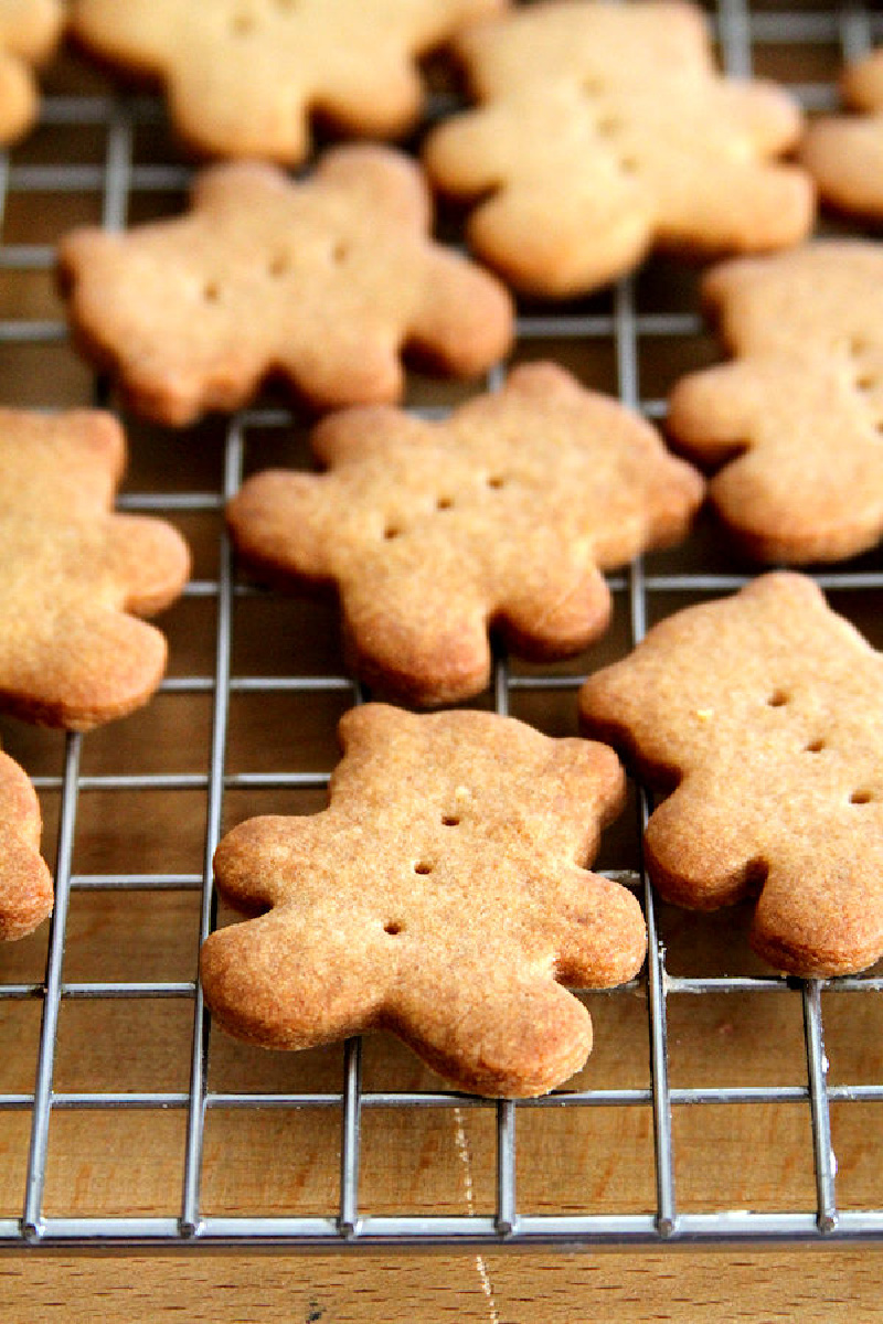 teddy grahams on a baking rack