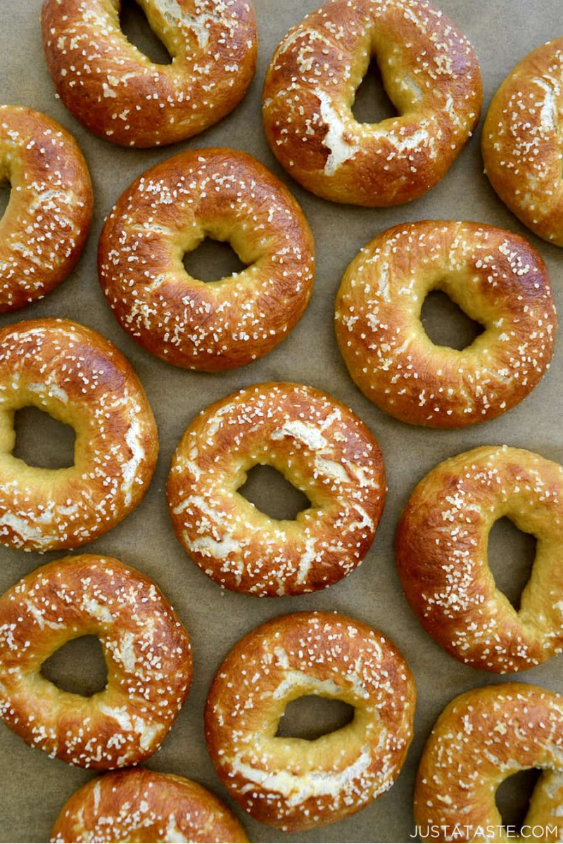 several pretzel bagels