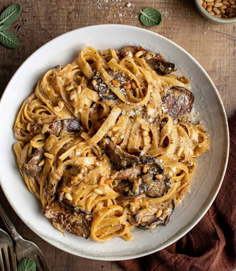 bowl of caramelized leek and mushroom gruyere pasta