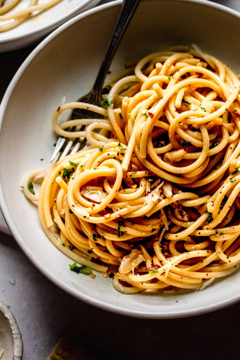 spaghetti aglio e olio on plate
