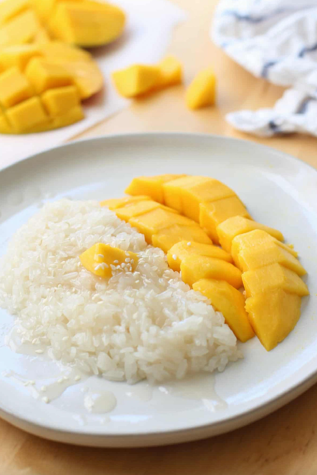 thai mango sweet sticky rice on plate